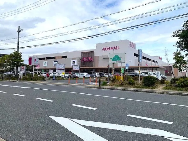 イオンモール奈良登美ヶ丘まで徒歩22分です。
駐車場があるため、お車でのアクセスも可能です。