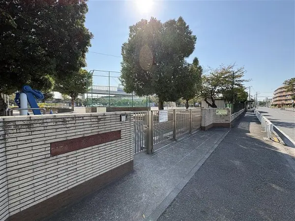 徒歩7分。お子様が6年間通学しやすい距離にあります。