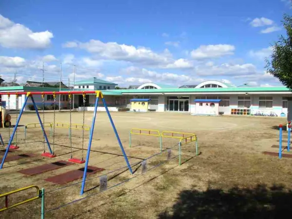 川西幼稚園まで徒歩14分です。毎日のお子さまの送り迎えもしていただきやすい距離となっております。