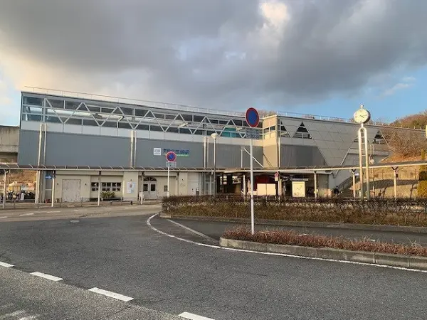 近鉄けいはんな線「学研北生駒」駅までバス乗車時間8分、バス停まで徒歩4分の距離となっております。