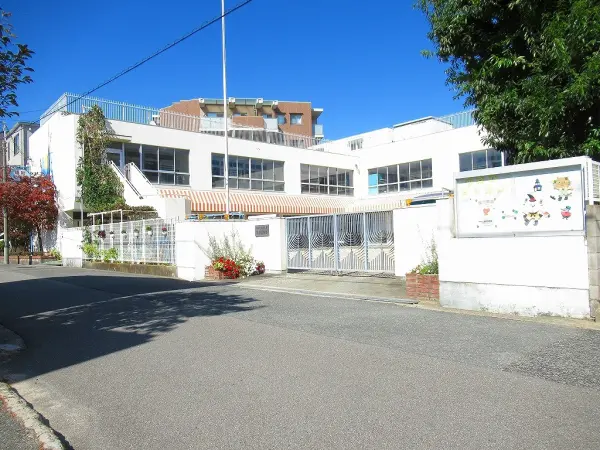 徒歩11分。広い園庭があり、のびのび過ごすことができそうです。