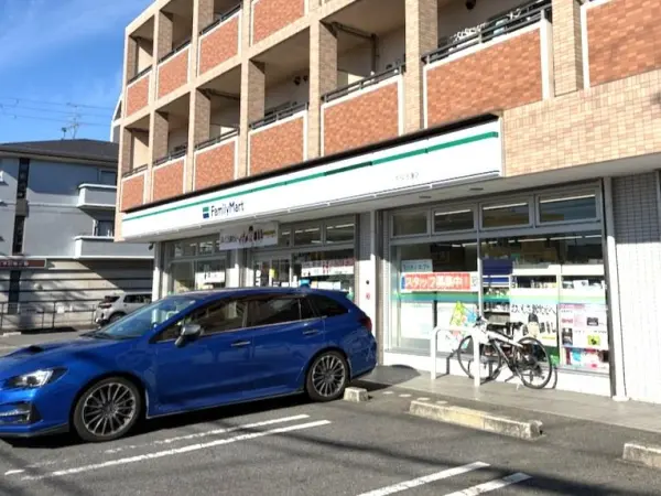 ファミリーマート奈良法蓮店まで徒歩12分です。駐車場があるため、お車でのアクセスも可能です。