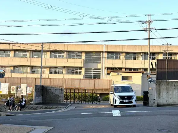 大瀬中学校まで徒歩10分です。毎日のお子さまの通学もしていただきやすい距離となっております。