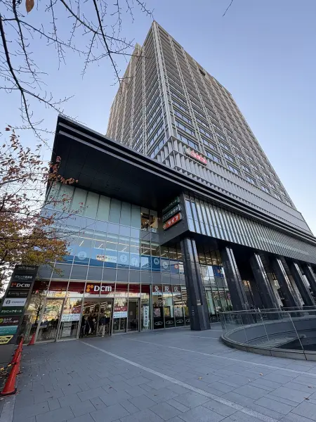 徒歩3分。「マルイト難波ビル」内にあるホームセンターです。営業時間は10:00～21:00