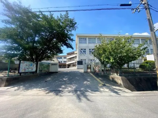 あやめ池小学校まで徒歩15分です。毎日のお子さまの通学も元気に通っていただける距離となっております。