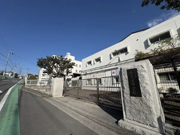 徒歩12分。1969年4月創立の自然豊かな場所にある、公立中学校。