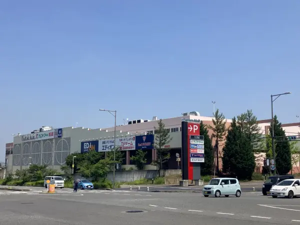 ガーデンモール木津川まで徒歩17分です。スーパーや専門店等が入った複合商業施設です。