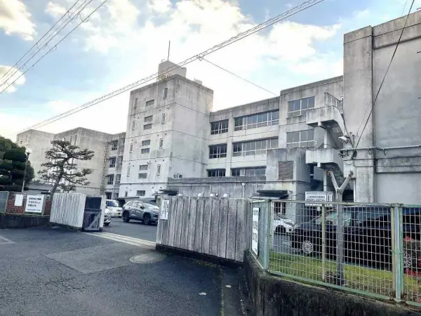 八木中学校まで徒歩24分です。毎日のお子さまの通学も元気に通っていただける距離となっております。