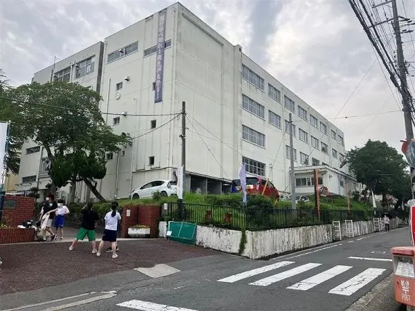 伏見中学校まで徒歩１１分です。毎日のお子さまの通学も元気に通っていただける距離となっております。