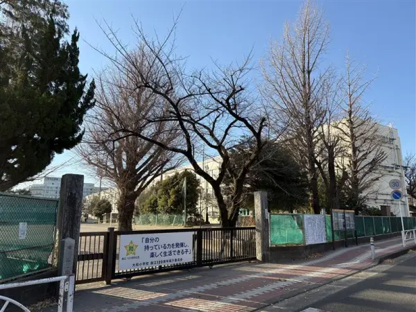 徒歩4分。お子様が6年間通学しやすい距離にあります。