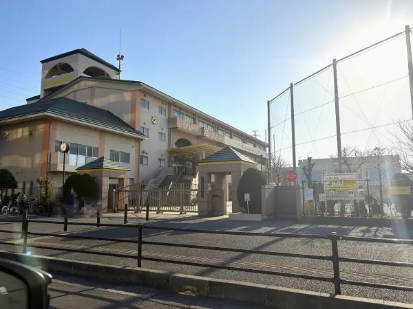 徒歩10分/2007年4月創立でさいたま市内では比較的新しい小学校です。
