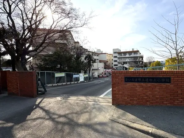 徒歩4分/小学校低学年のお子様の足でも登下校に負担のない距離にあります。