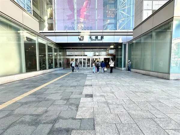 徒歩4分です。地下から行くことも可能です。