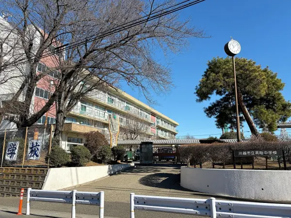 徒歩13分/昨年度生徒数は15クラス443名。