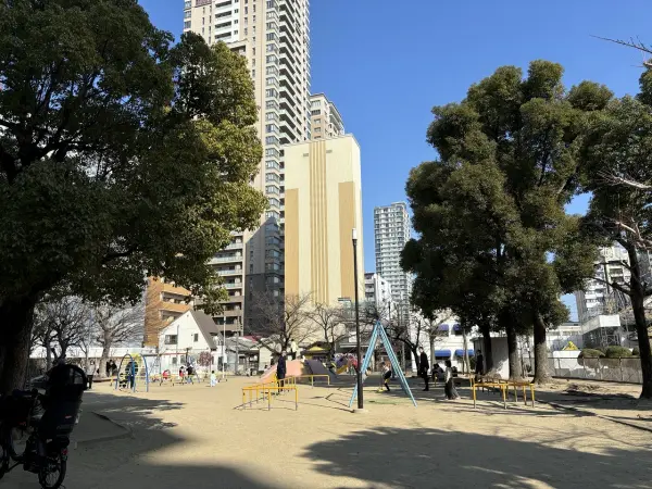 徒歩2分。小さなお子さまとも気軽に遊びに行けそうな距離にある公園。