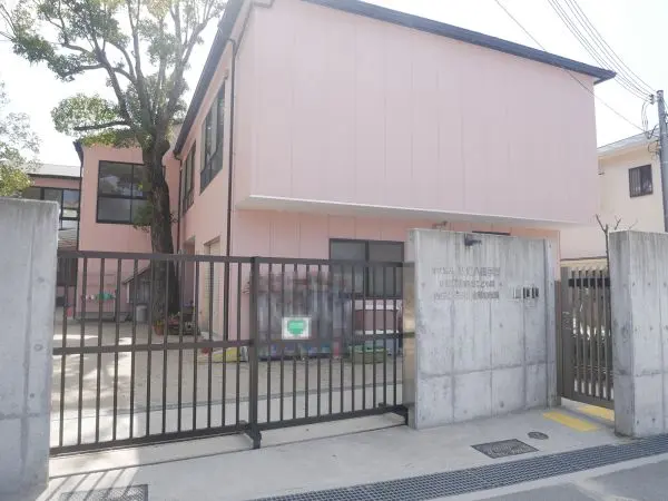 徒歩5分。幼保連携型認定こども園です。園庭には大きな木々が生い茂り、四季折々の自然が楽しめます。