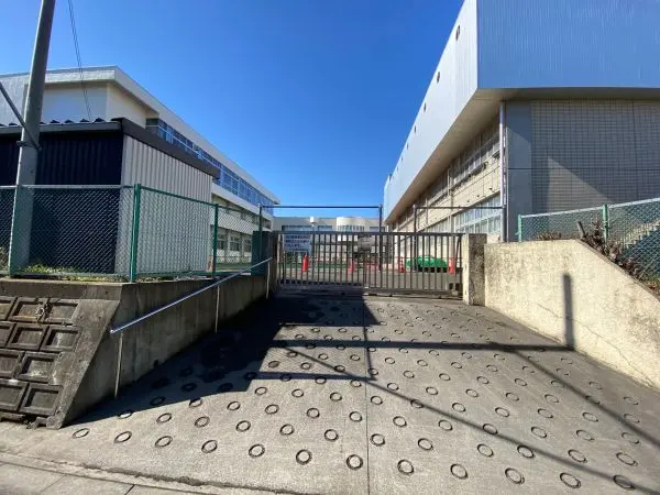 徒歩10分／部活動等で帰宅時間が遅くなるお子様にとって、負担の少ない通学距離です。