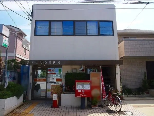 徒歩6分です。郵便・貯金・保険窓口と、ATMが設置された店舗です。1台分の駐車場があります。