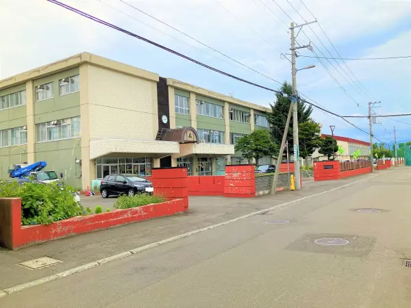 「信濃中学校」まで徒歩約10分。