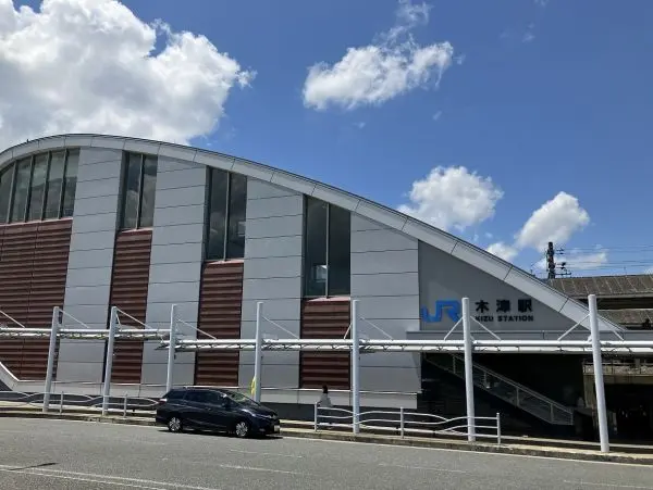 JR片町線木津駅までは徒歩13分の立地です。JR関西本線、JR奈良線のご利用も可能となっております。