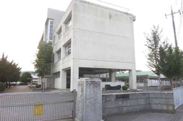 徒歩30分。学校HPでは、日々の授業風景や給食が写真付きで紹介されています。