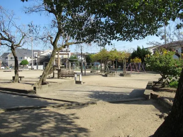 遊具もあるので小さいお子様も遊べる公園です。気軽に行ける距離なので、お外で遊ばせる機会を増やせます。