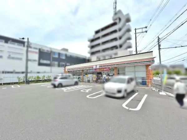 セブンイレブン高槻富田丘町店まで徒歩5分。店舗留置サービスも利用できます。