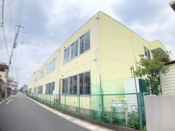 徒歩7分／昭和44年開園の伝統ある幼稚園、平成10年～の新園舎は保育室、体育室、管理棟冷暖房完備
