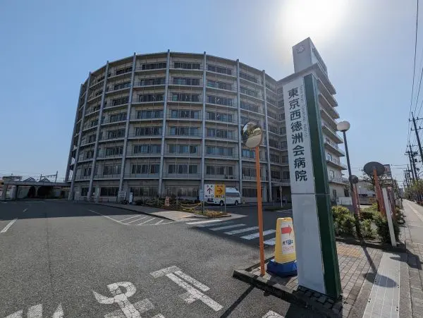 徒歩20分。病床数568床、内科・外科など約30の診療科がある総合病院です。