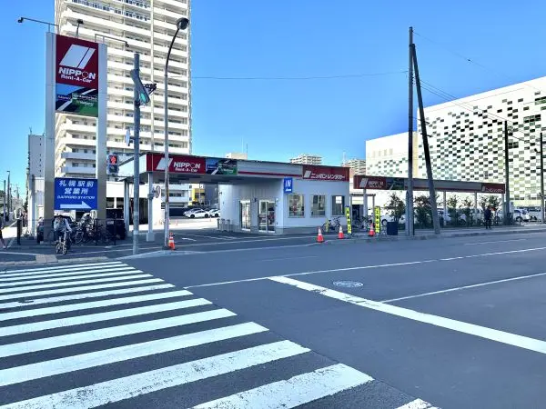 ニッポンレンタカー札幌駅前営業所です。マンションから徒歩2分のところにあります。