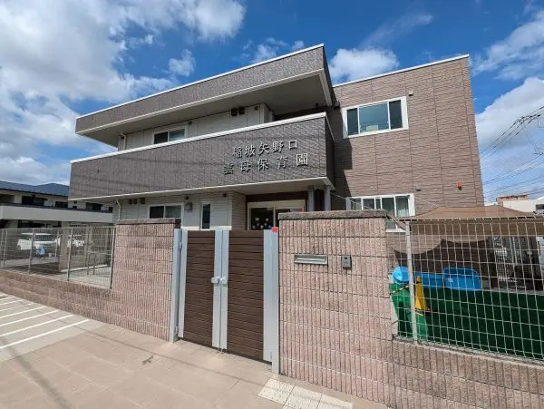 徒歩3分。徒歩3分の距離にあるため、小さなお子様と手を繋いで歩いて通園できそうです。