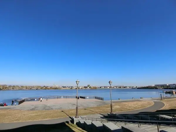 徒歩13分。広々とした芝生と湖がある公園です。公園からは湖越しにイオンモールを一望できます。