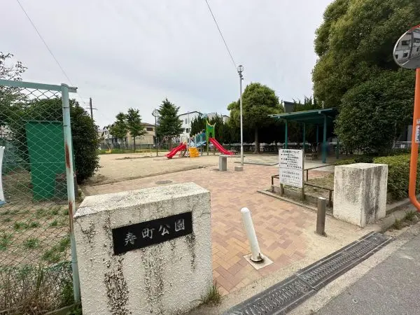 徒歩2分。毎日気軽に通える距離にあります。遊具に加え、ベンチが設置されているので嬉しいです。