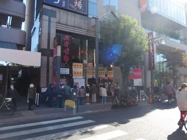 徒歩16分。営業時間は10:00～21:00。生鮮食品や飲料などが販売されています。