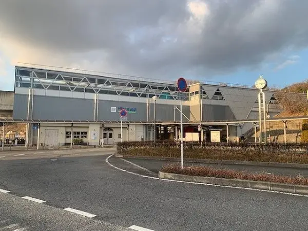 学研北生駒駅までは徒歩17分の立地です。徒歩、またはバスでもアクセスが可能となっております。