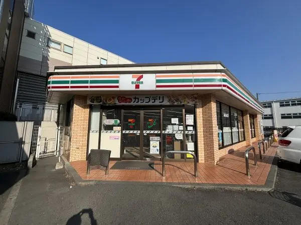 徒歩2分。お酒・たばこ・揚げ物惣菜・セブンカフェなどの取り扱いがあります。