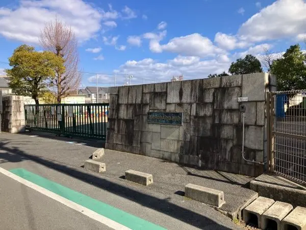 片塩小学校まで徒歩１９分の立地です。毎日のお子様の通学も元気に通っていただける距離となっております。