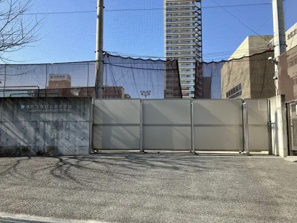 徒歩10分。武道場やランチルーム、和室などが設けられています。