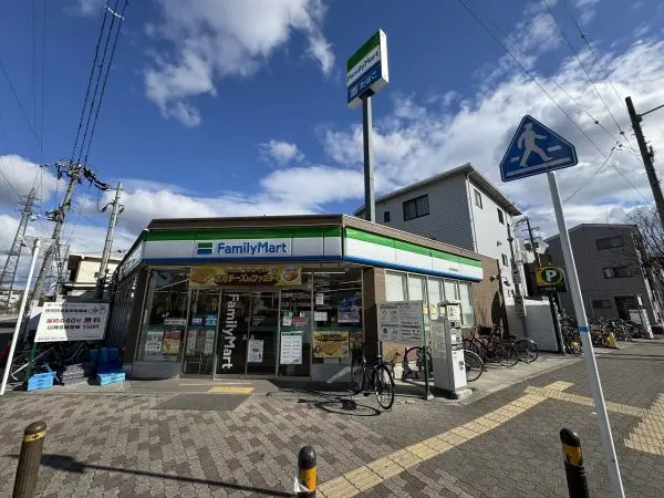 井高野駅前にある店舗で、駅利用時に立ち寄りやすいです。24時間営業。ATM・マルチコピー機等あります