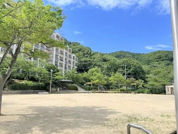 小さなお子様とも気軽に遊びに行ける距離です。高台に位置しているため、公園からは開放的な景色を望めます