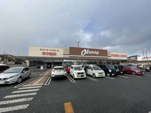 オークワ橿原醍醐店まで徒歩１４分です。駐車場があるため、お車でのアクセスも可能となっております。