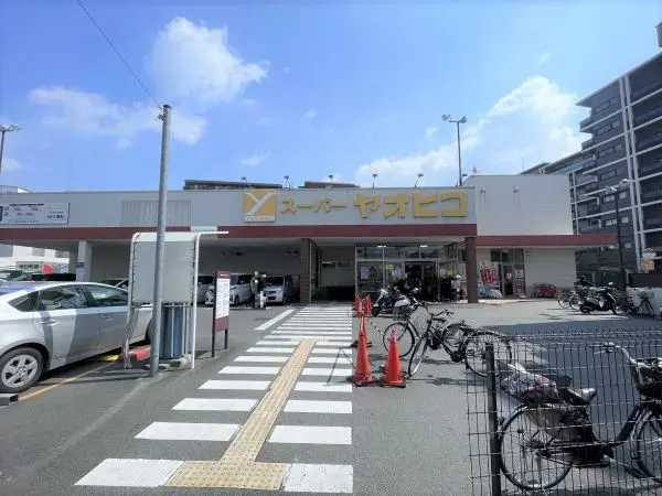 スーパーヤオヒコ富雄店まで徒歩８分です。
駐車場があるのでお車でのアクセスも可能となっております。