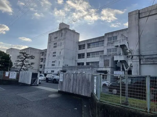 八木中学校まで徒歩１８分です。
毎日のお子さまの通学も元気に通っていただける距離となっております。