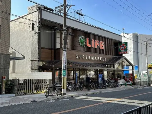 営業時間は9:30～21:00。生鮮食品や日用品などが販売されているスーパーです。