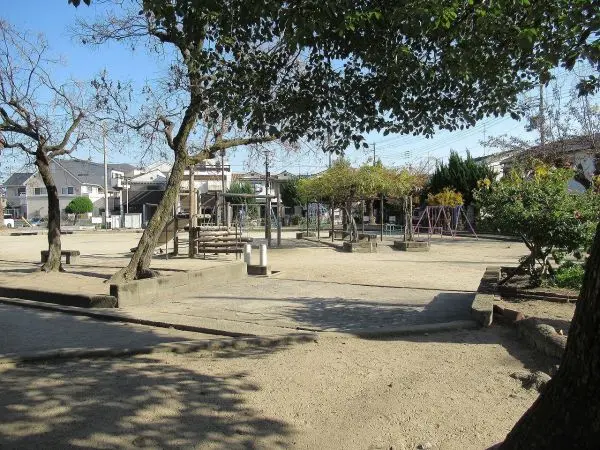 徒歩3分。滑り台やブランコなどが設置された公園です。ベンチや公衆トイレも備わっています。
