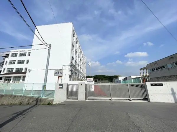 北中学校まで徒歩１０分です。毎日のお子さまの通学も元気に通っていただける距離となっております。