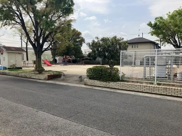 徒歩6分。滑り台やブランコなどが設置された公園です。