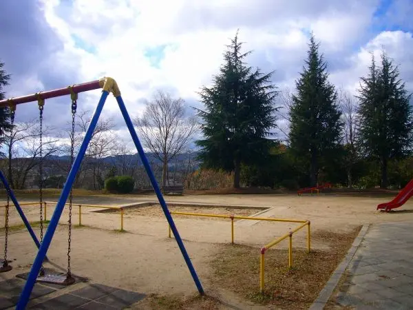 グラウンドやテニスコートなどのある公園です。遊具が設置されたスペースもあります。