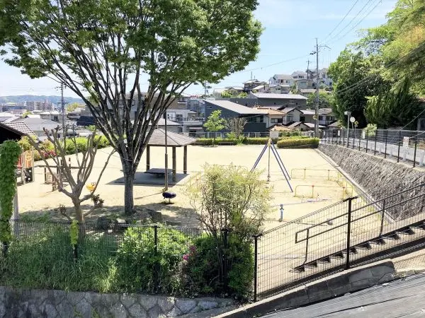 西松ヶ丘児童公園まで徒歩３分。お子さまを連れてのお出かけもしていただきやすい距離となっております。