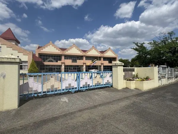 徒歩6分。広々とした園庭のある、公立幼稚園です。